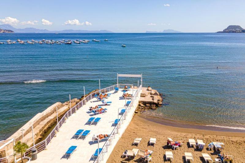 Casa Vacanze Alma B&B Grazioso Appartamento Sul Lungomare Di Pozzuoli A 300Mt Dal Centro E Dal Rione Terra By Movery Exterior photo